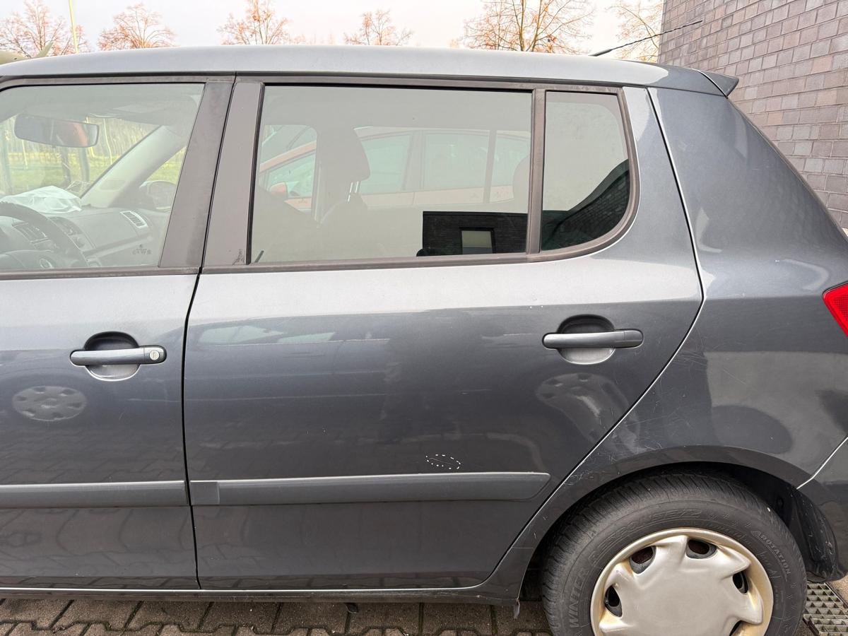 Skoda Fabia 2 5J original T&uuml;r hinten links Flie&szlig;heck LF8J Anthrazitgrau Rohbau BJ09